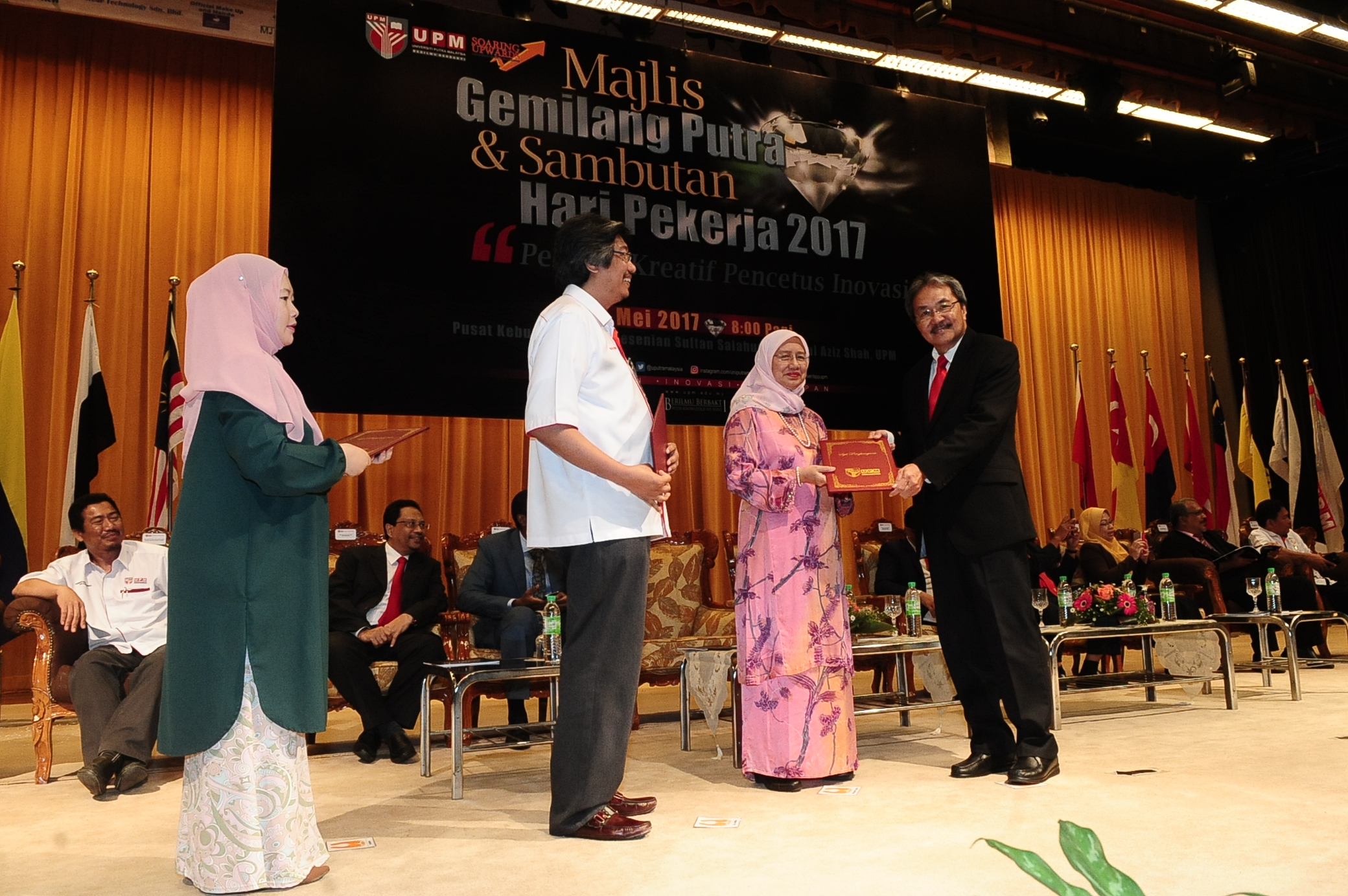 Anugerah Perkhidmatan Cemerlang 2016 - Prof Dr Japar Sidik bin Bujang