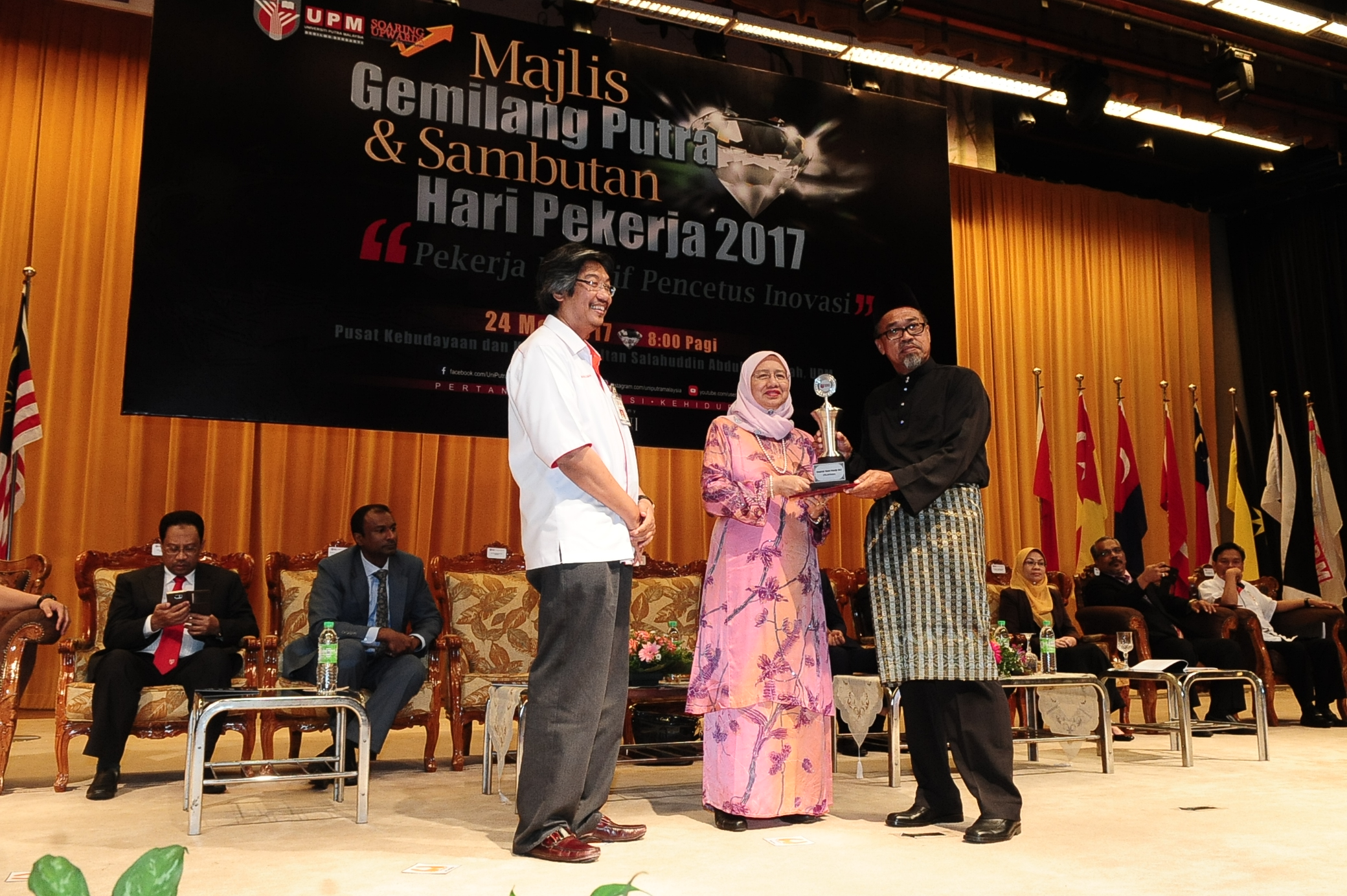 Anugerah Tokoh Pekerja bagi kategori Pegawai Pelaksana - Tuan Haji Mohd Zailani bin Abd Razak